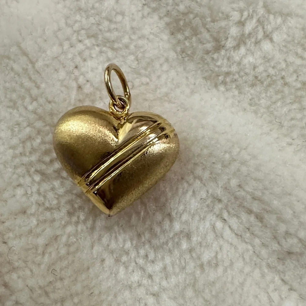 Gold Heart Pendant Charm - Picture 1 of 3
